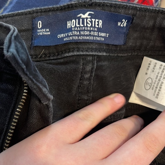 Black trendy jean shorts with no holes from Hollister - Picture 3 of 3
